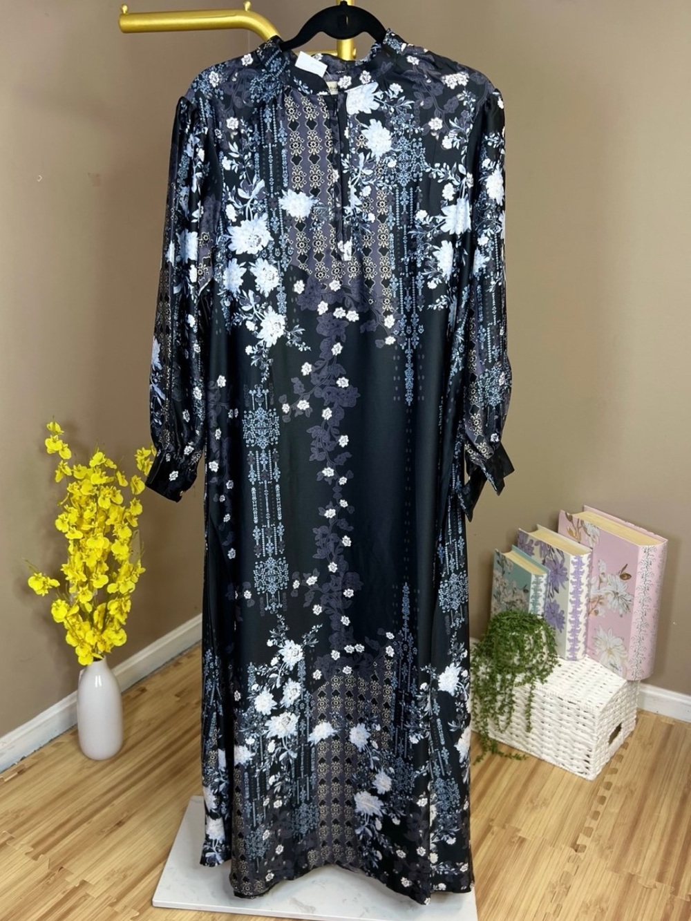 Elegant Abaya in Black Floral Maxi Dress - Picture 7 of 7